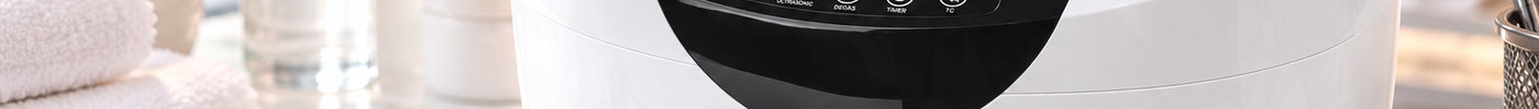 Ultrasoon reiniger VGT-6250 met digitaal display in een professionele schoonheidssalon, naast manicure- en pedicure-instrumenten op een werkblad.