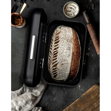 Meyerhoff Broodtrommel Zwart – 30,5 cm – Met Klepdeksel en 3D 'BREAD'-Reliëf – Gepoedercoat Staal – Voor Vers Brood & Stijlvolle Keukens
