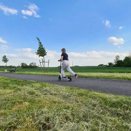 Kruzzel hyperion step voor volwassenen met vering en schijfremmen tot 100kg - opvouwbaar - grote wielen - ideaal voor the last mile - wit