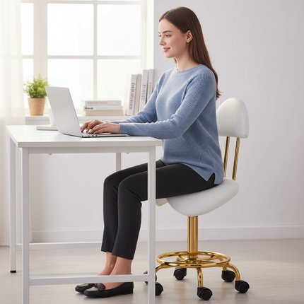 Ergonomische Cosmetische Zadelkruk – Met Rugleuning – Verstelbaar 49–62 cm – Wit Ecoleer – Gouden Onderstel – Kapperskruk / Werkstoel