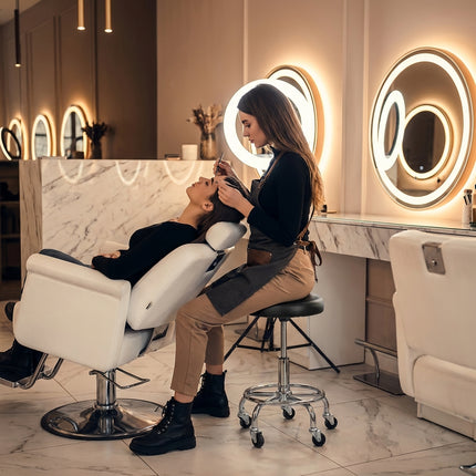 Trendmix Kapperskruk op Wielen – Ergonomische Zadelkruk met Voetsteun – In Hoogte Verstelbaar – Rubberen Wielen & Zwart PU-Ecoleer