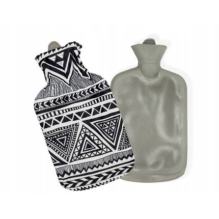 Tragar Triangle Warmwaterkruik 2 Liter – Met Zachte Hoes – Zwart/Wit Aztec – Natuurlijk Rubber – 34×20 cm