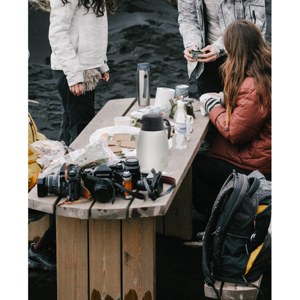 Meyerhoff Thermoskan 1.5L – RVS Isoleerkan – Dubbelwandig – Met Drukknop – Voor Koffie & Thee – Zwart/Zilver